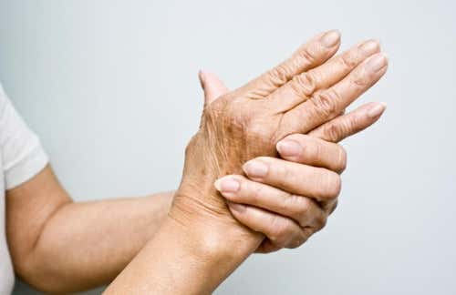 Mujer con dolor por artritis