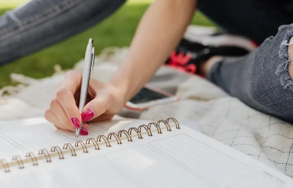 Escribir un diario para hacer autodiálogo.