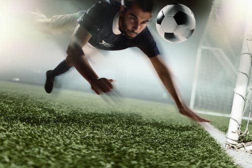 Jugar a la pelota con la cabeza puede provocar daños cerebrales
