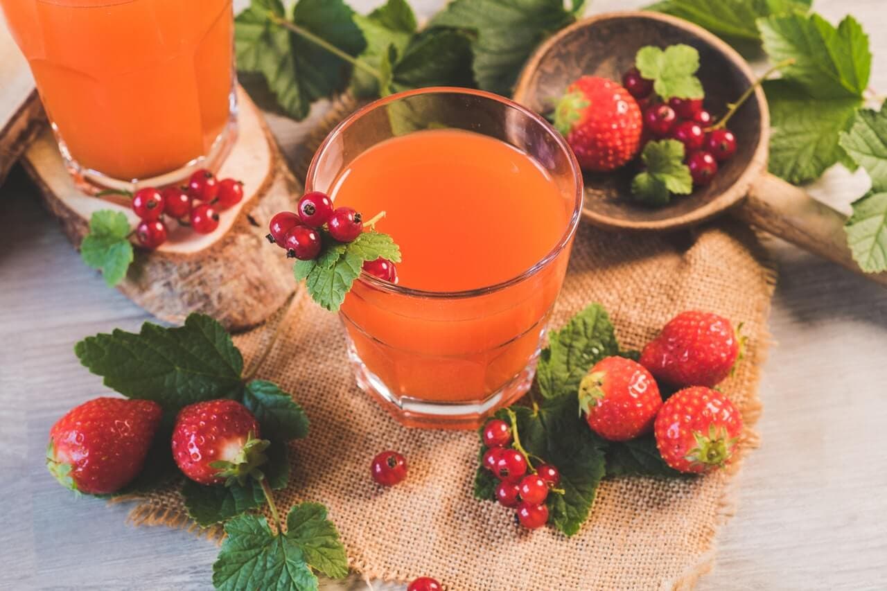 Jugo de fresas y naranja