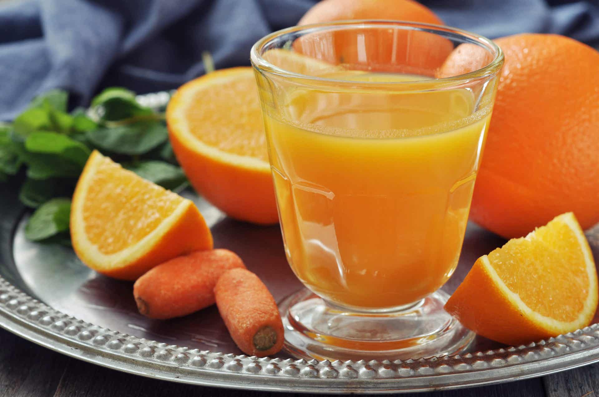 Jugo de naranja y zanahoria en tu desayuno