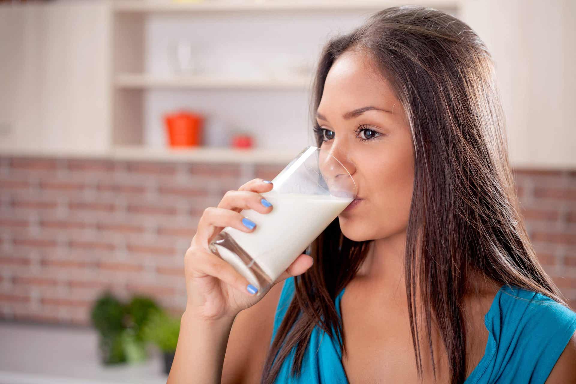 Mujer con gastritis toma leche.