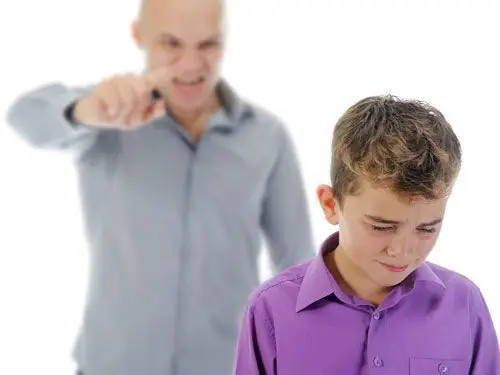 Padre gritando a un niño triste
