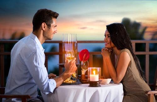 pareja cenando