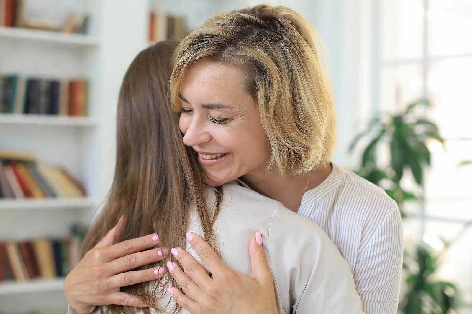 Demande de pardon entre deux femmes.