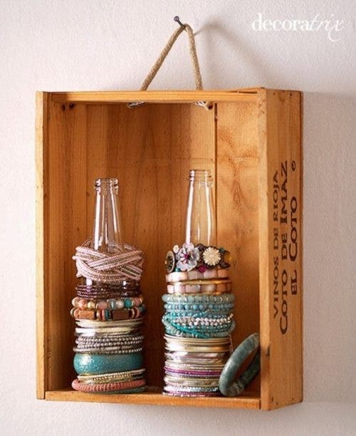 Pulseras en una botella: uno de los trucos para ordenar tu casa.
