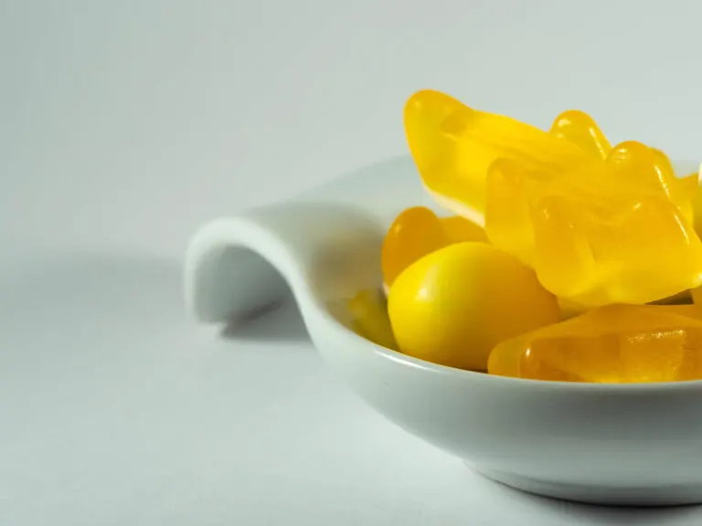 Dados de gelatina con miel y cúrcuma