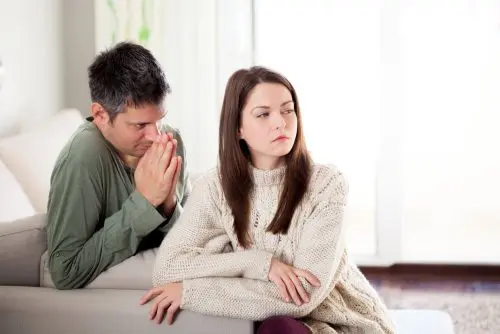 mujer enfadada con su pareja