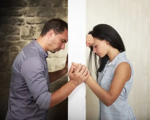 pareja guardándose cosas