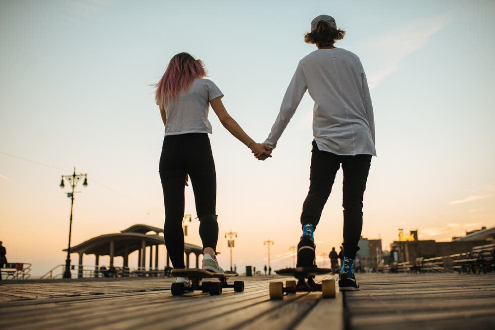 Los retos en la adolescencia incluyen experimentar con el amor