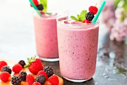 Batido de té verde, fresas y moras