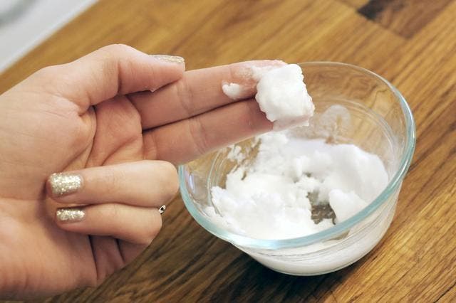 Bicarbonato de sodio y aceite de árbol de té para la caida del cabello