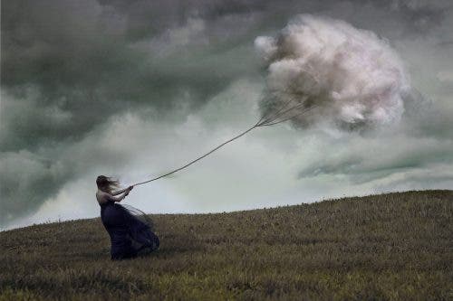 mujer-atrapando-una-nube