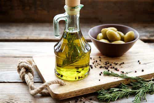 Olivenolie i glasflaske