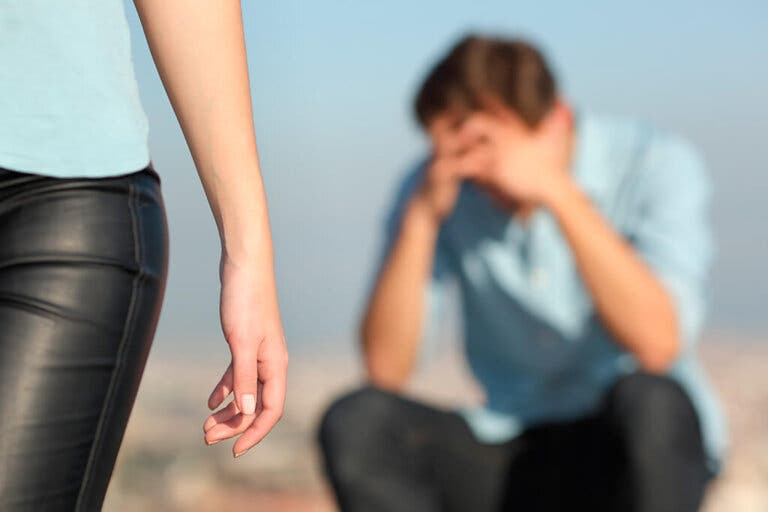 Aléjate de las personas que no te aportan nada