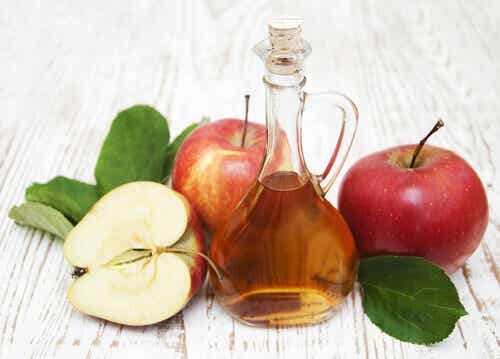 vinagre de manzana en una botella