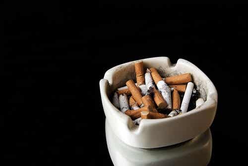 Consejos para dejar de fumar: retira los ceniceros de tu casa y de tu carro