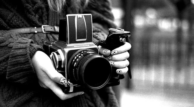 Fille avec un appareil photo ancien.