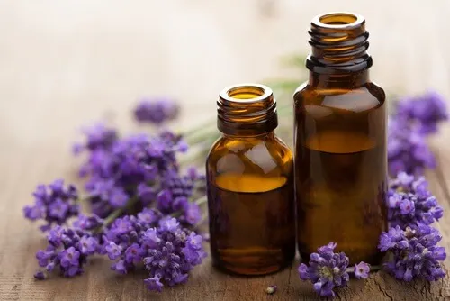 Dos botellas de aceite de lavanda.