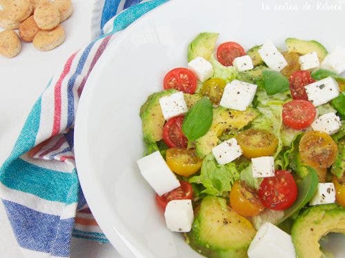 Ensalada de aguacate y cherrys.