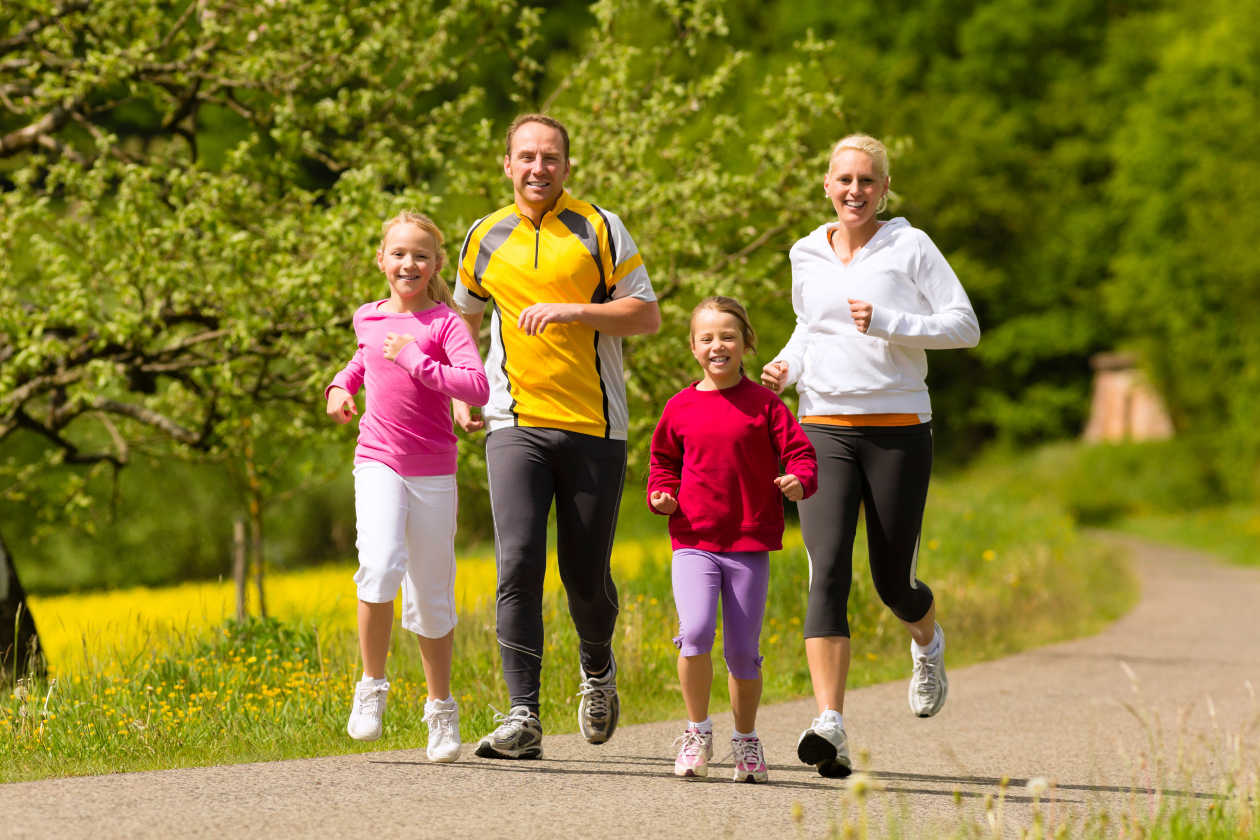 Familia corriendo por el parque, actividades para realizar en familia