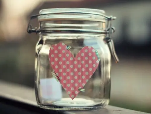 frasco con corazón simbolizando cuando uno ayuda a los demás