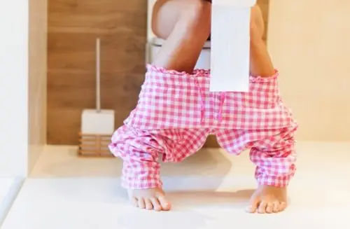 Mujer con ganas de ir al baño