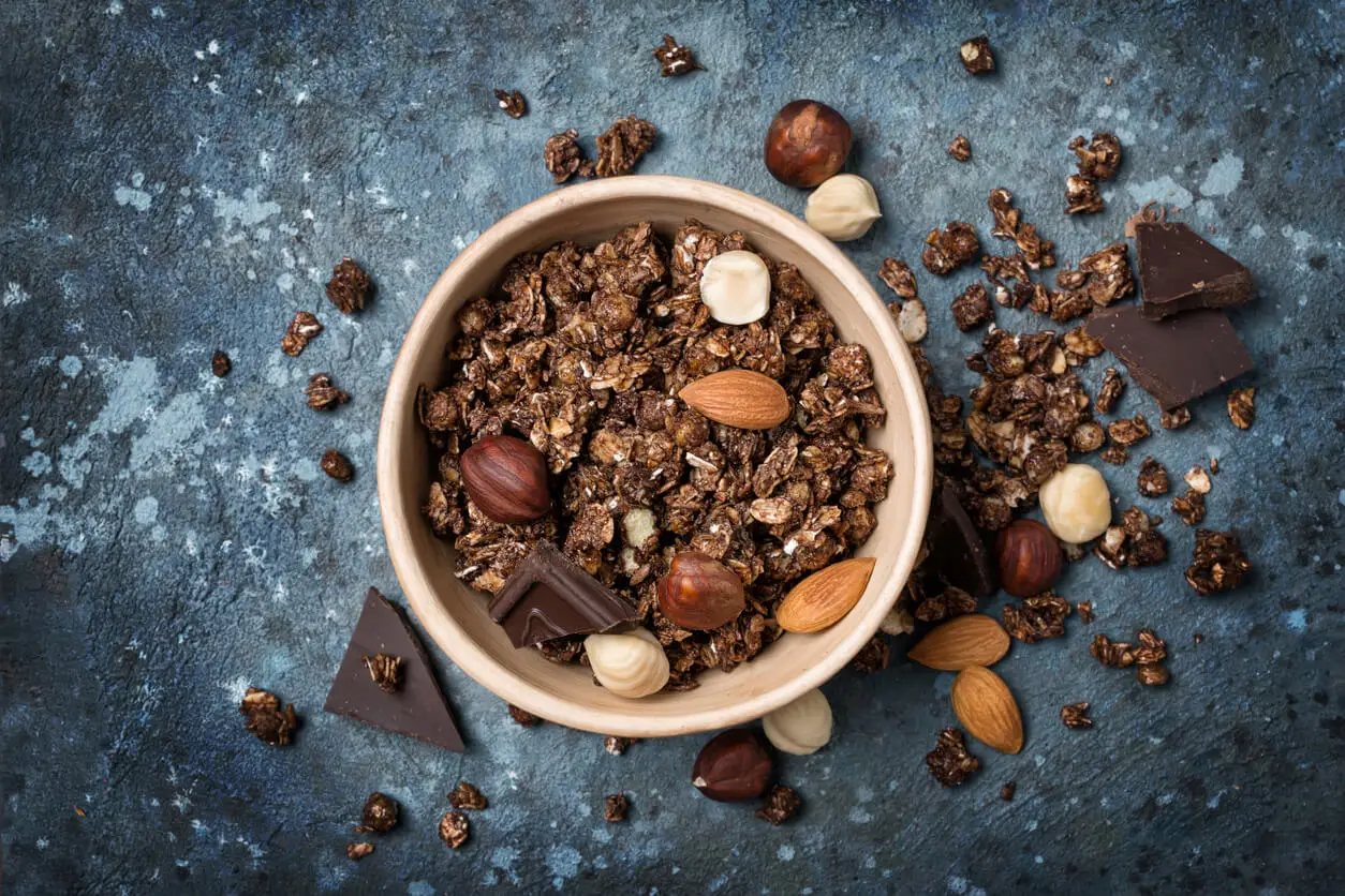 Granola casera con chocolate.