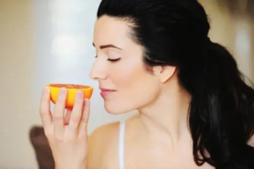 mujer que quiere calmar la ansiedad a la hora de hacer dietas