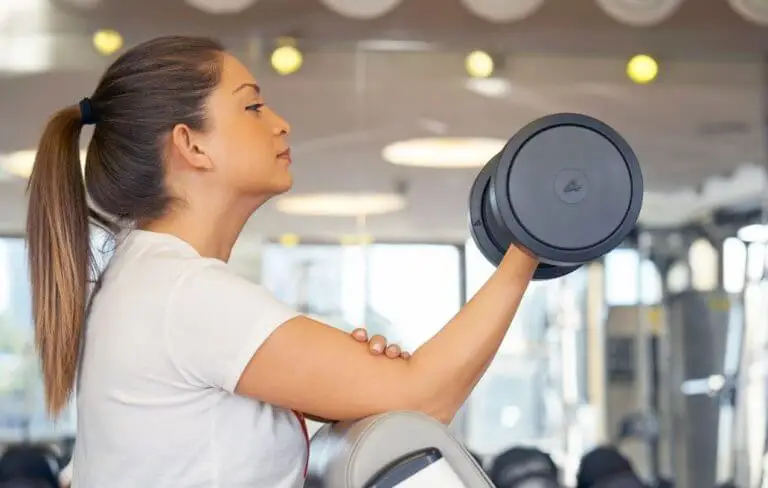 Femme travaillant ses biceps.
