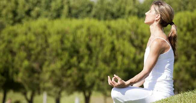 5 poses de yoga que te ayudarán a mejorar tu sistema digestivo