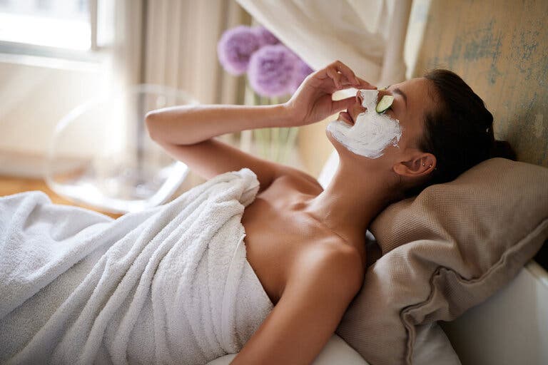 5 formas de cuidar tu rostro después de un «lifting» facial