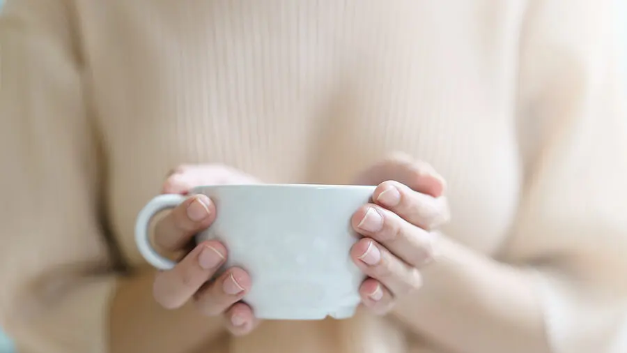 Mujer sosteniendo taza de té