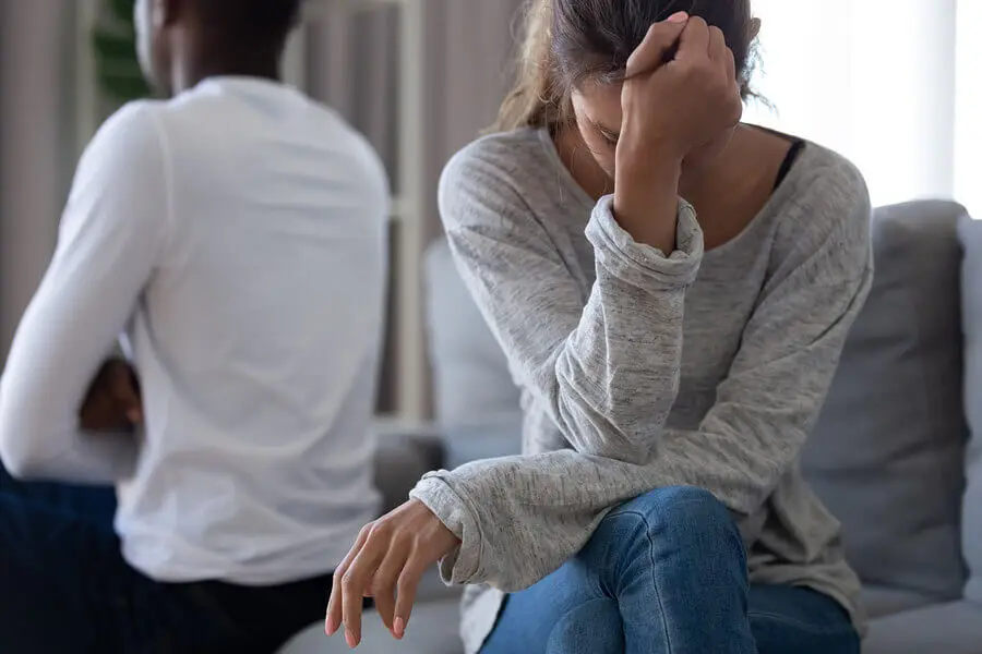 Mujer triste porque ha tenido una ruptura.