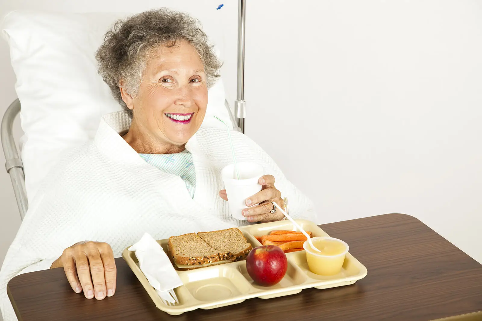 Paciente comiendo en el hospital.