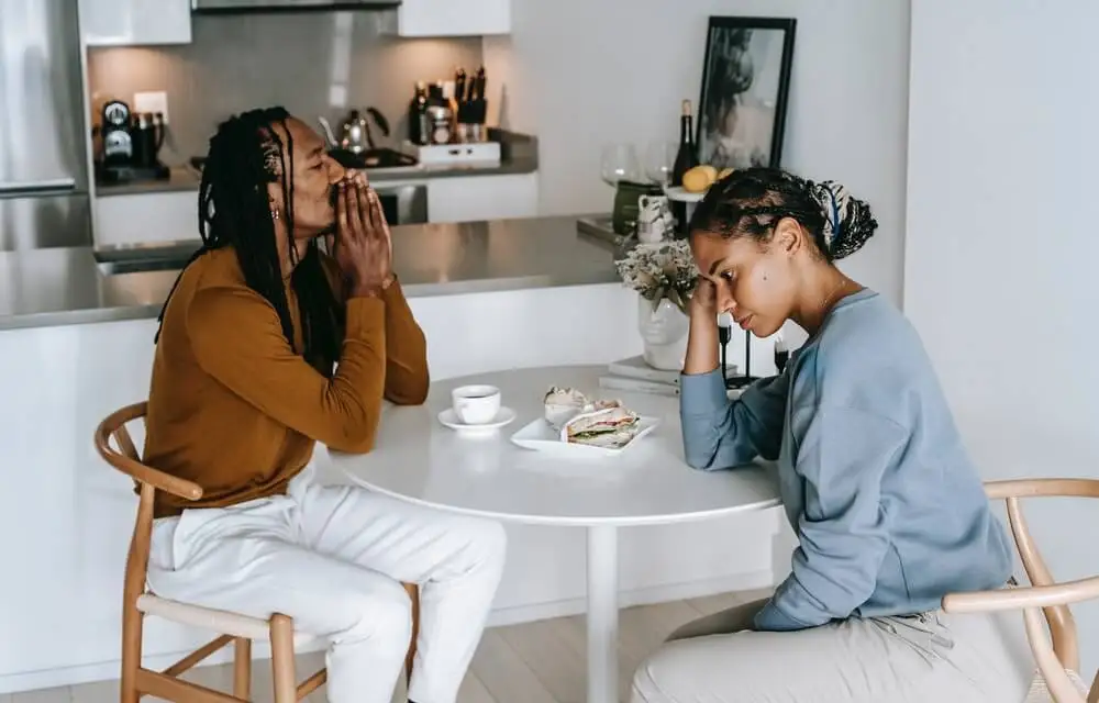 Pareja hablando y aclarando puntos sobre su relación.