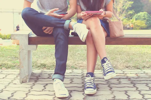 Pareja con teléfonos móviles.