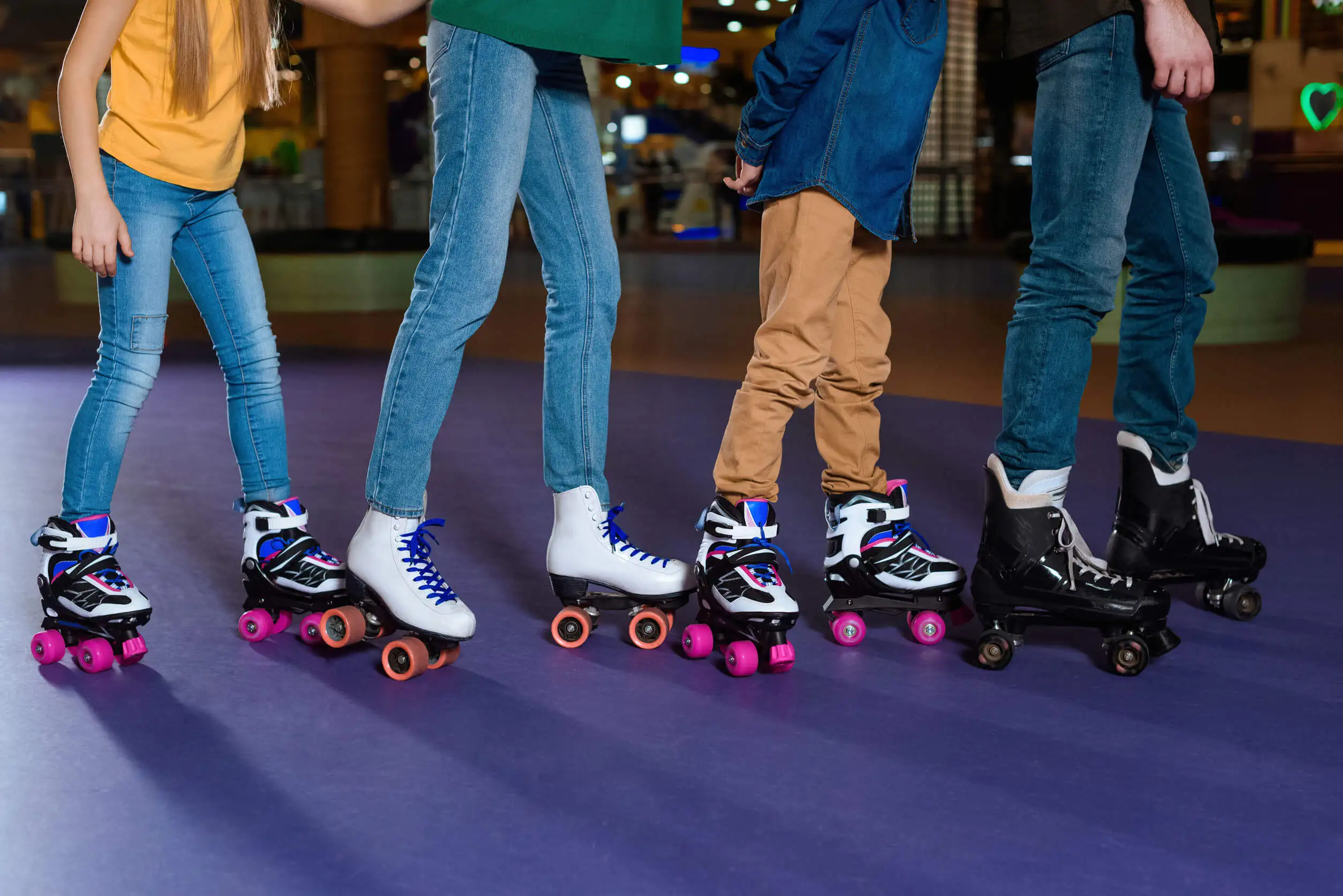 Entre los ejercicios para realizar en familia se encuentra el patinaje.