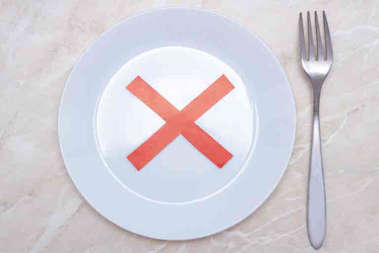 ¿Es saludable saltarse la cena o el desayuno para perder peso?