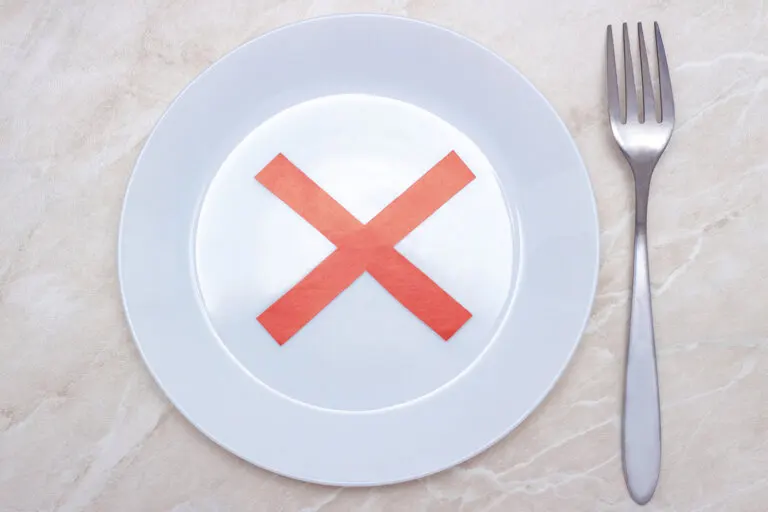 ¿Saltarse la cena ayuda a adelgazar?