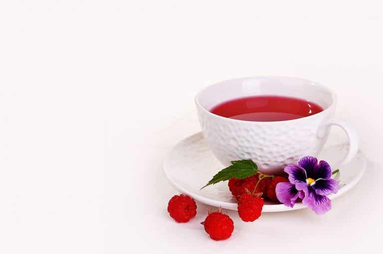 Té de frambuesas, uno de los remedios caseros para combatir el dolor menstrual.