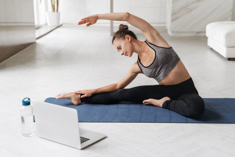 Las posturas de yoga alivian los cólicos menstruales