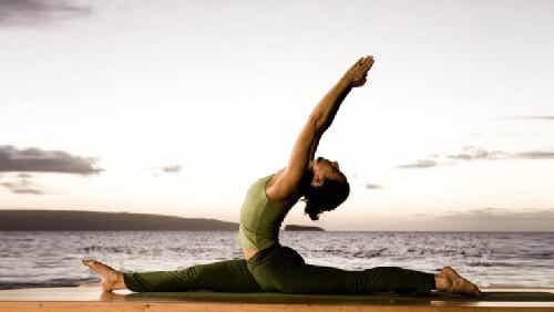Conoce las 4 posturas de yoga que casi nadie practica
