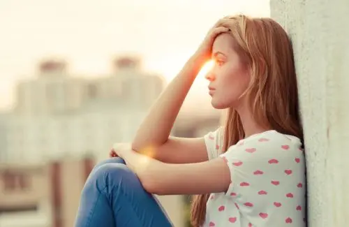 Mujer triste que necesita inteligencia emocional