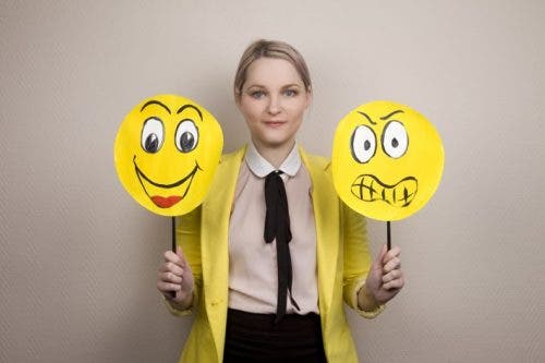 mujer aprendiendo a gestionar emociones