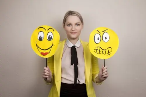 mujer aprendiendo a gestionar emociones