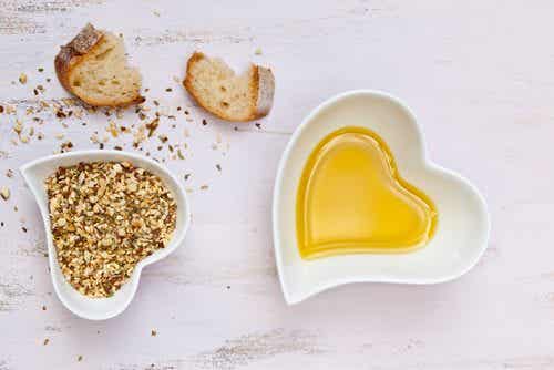 Pan, semillas y aceite en cuencos con forma de corazón