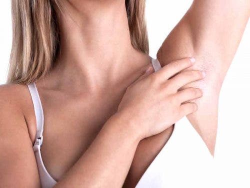 Des bosses aux aisselles mettent en garde contre la santé