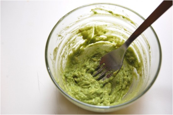 Crema de aguacate, sábila y aceite de coco.