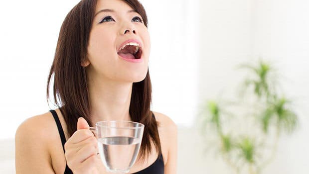 Gárgaras con agua salada